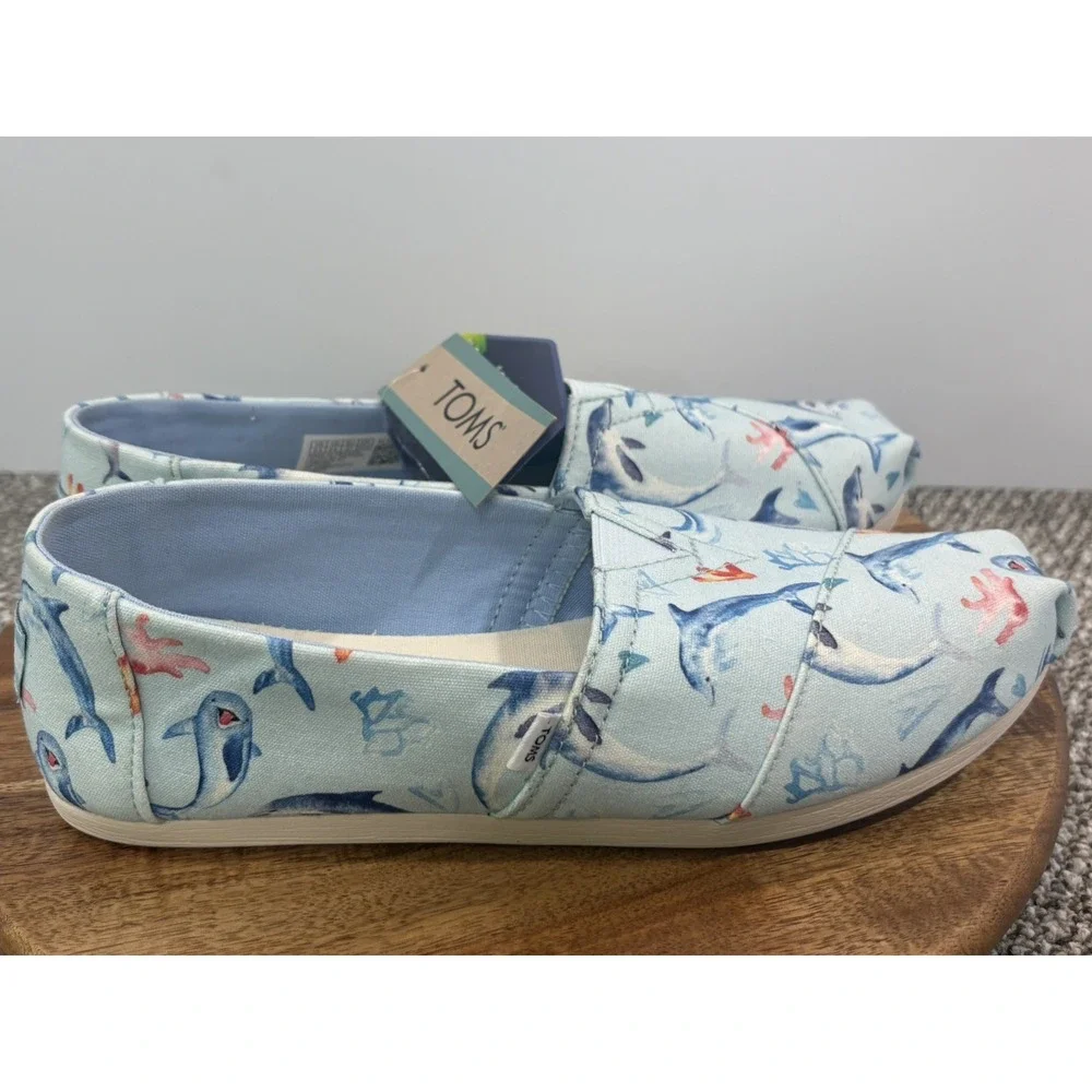 Toms blue dolphins